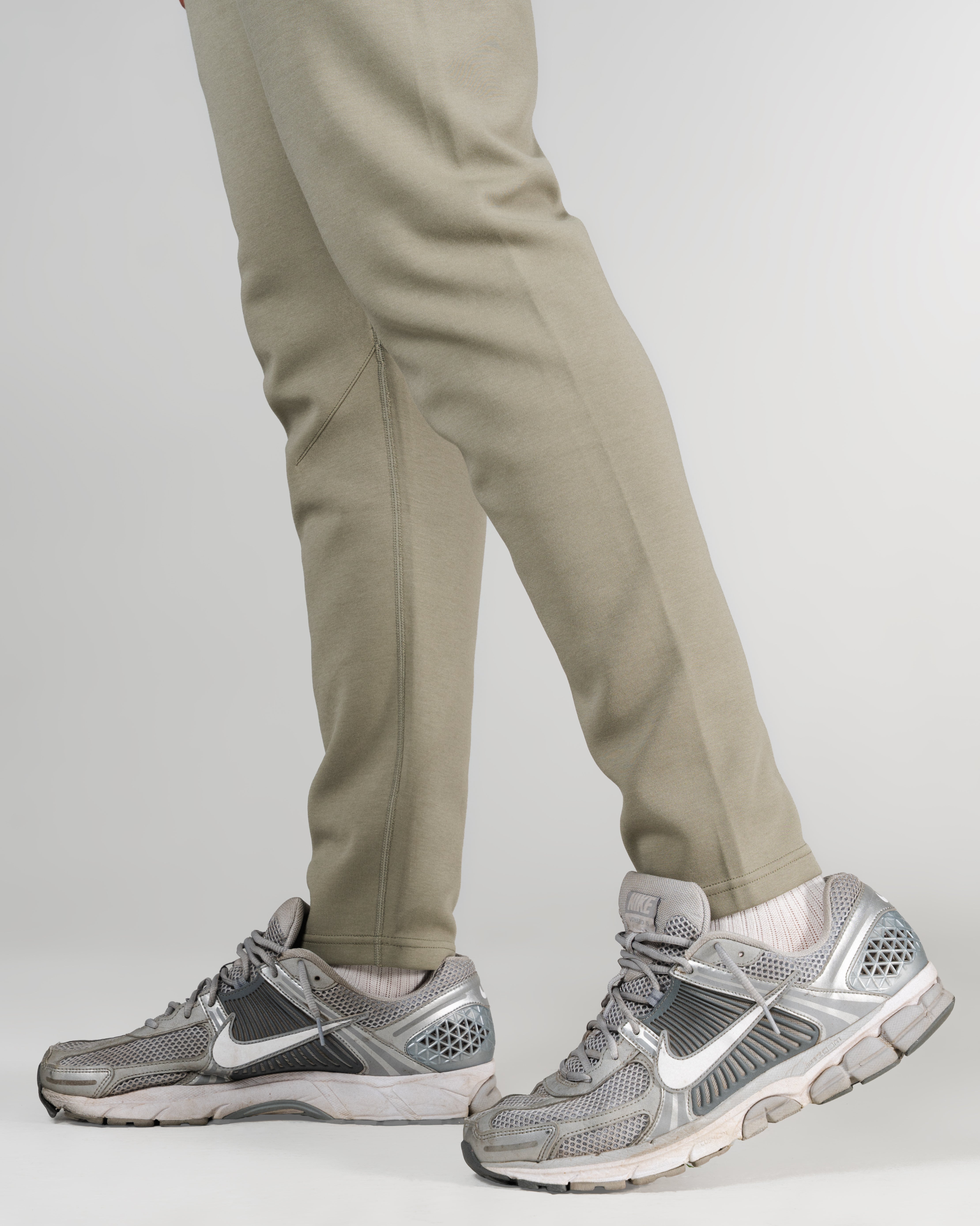 THNDHRT COLLECTION TRAINING APPAREL - PERFORMANCE JOGGERS (GRAY)