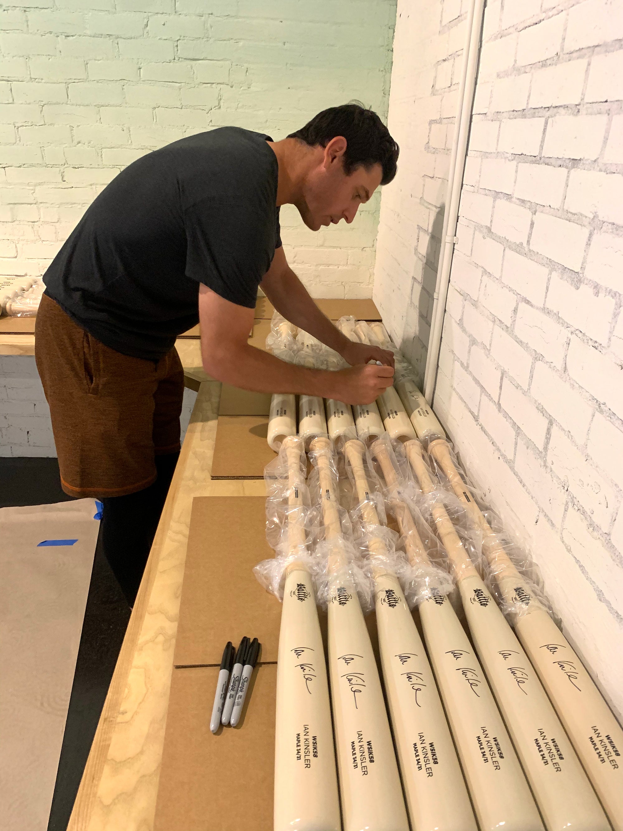 BIG FLY x WARSTIC IAN KINSLER AUTOGRAPHED BAT, SHIRT & POSTER SET