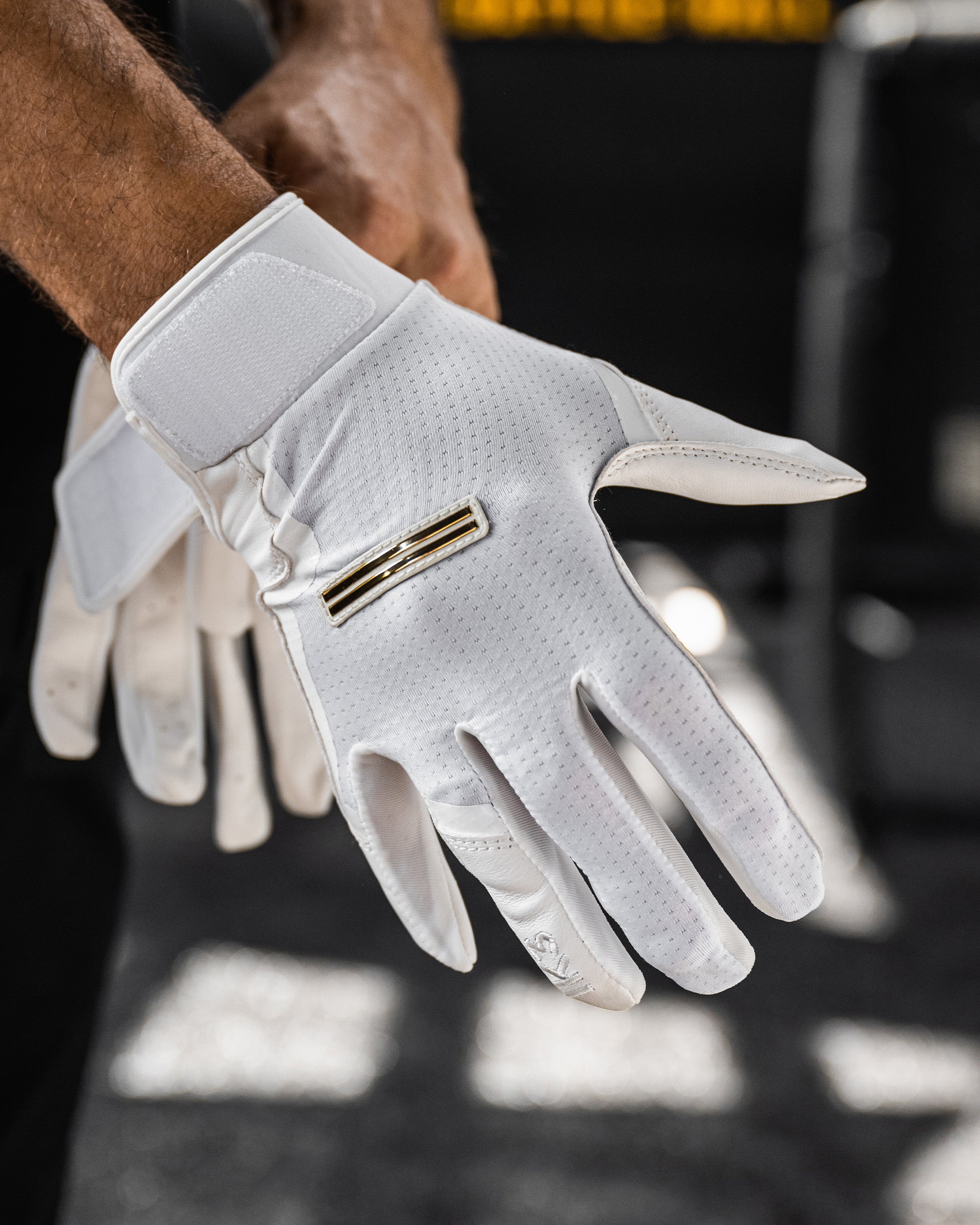 IK3 PRO SHORT CUFF BATTING GLOVES "WHITE"