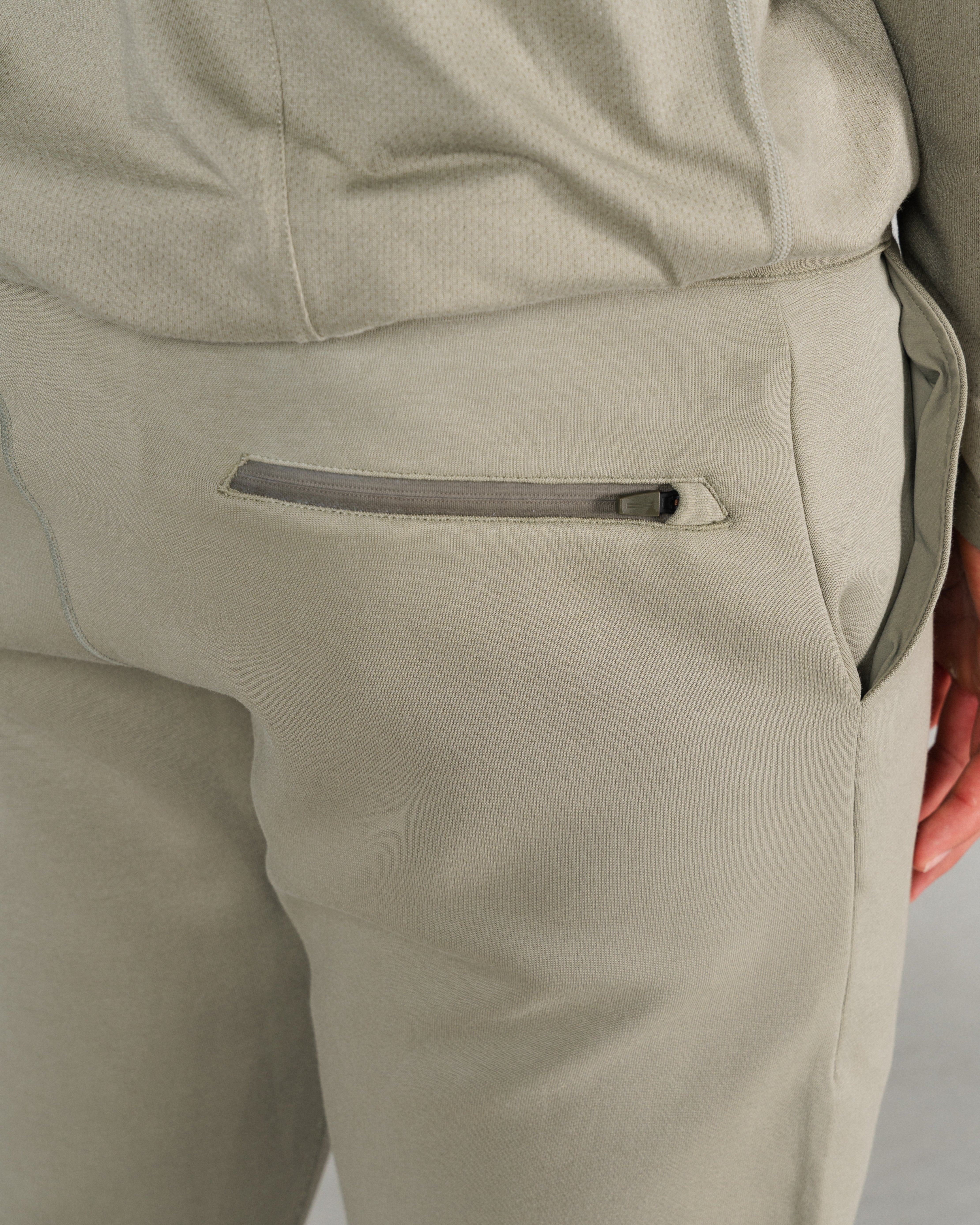 THNDHRT COLLECTION TRAINING APPAREL - PERFORMANCE JOGGERS (GRAY)