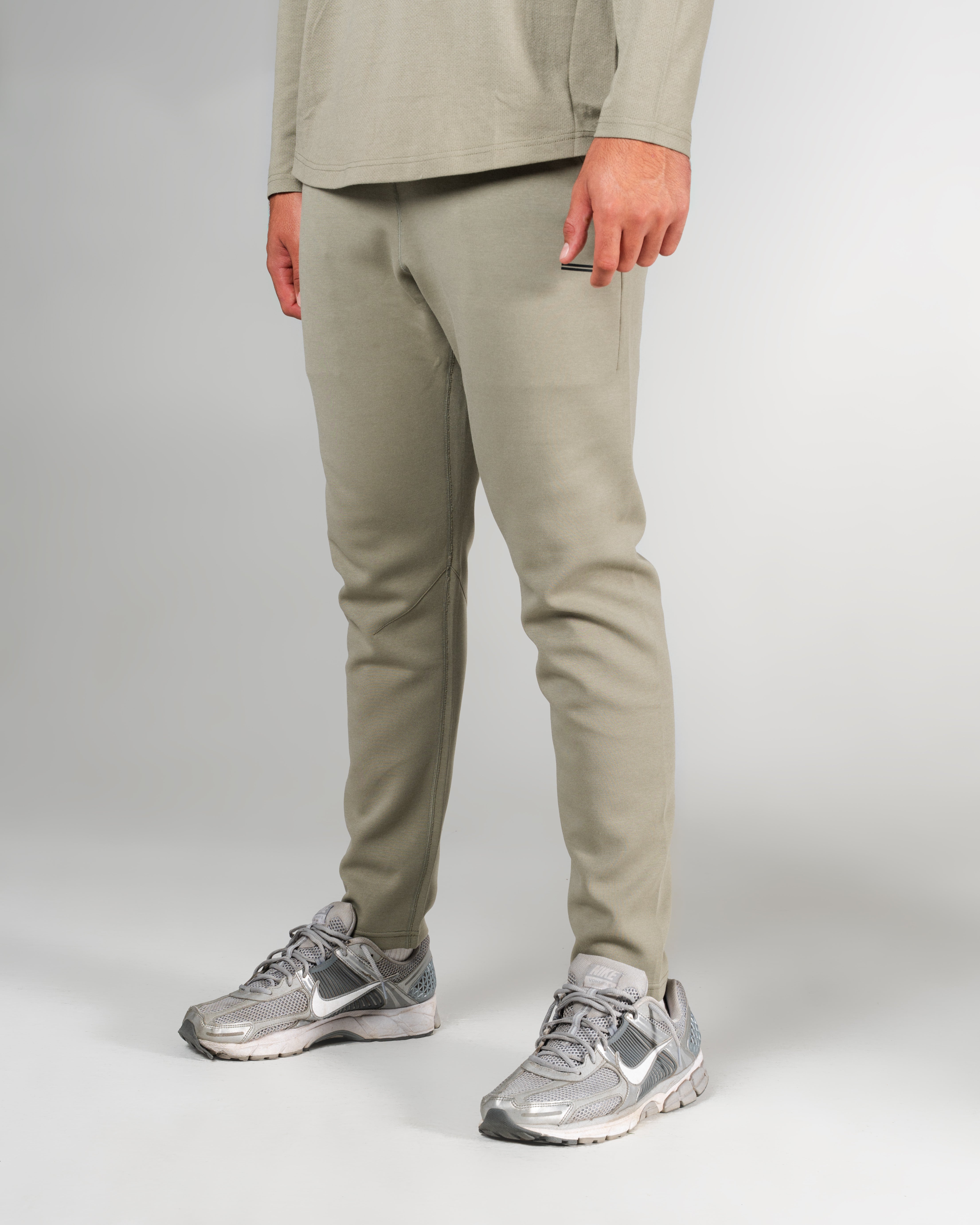 THNDHRT COLLECTION TRAINING APPAREL - PERFORMANCE JOGGERS (GRAY)