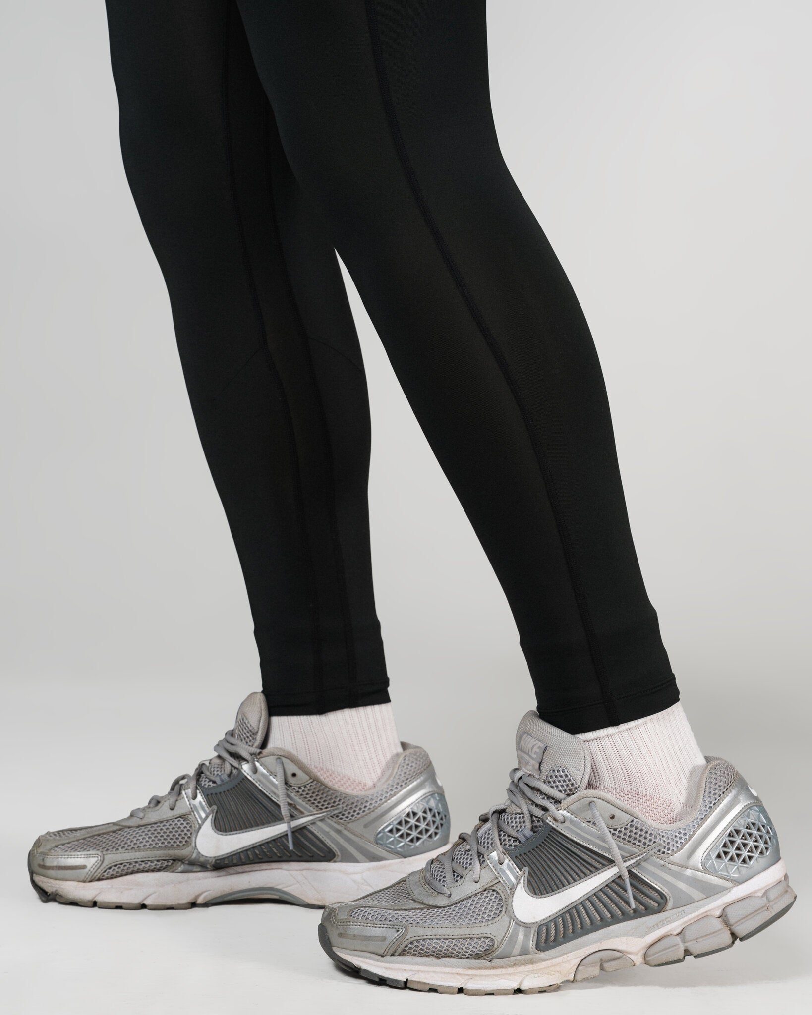 THNDHRT COLLECTION TRAINING APPAREL - PERFORMANCE TIGHTS (BLACK)